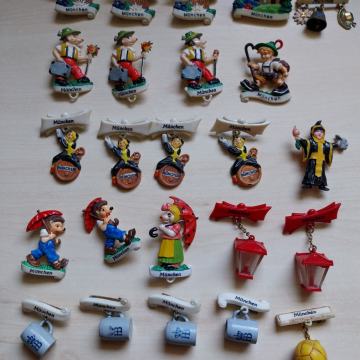 Oktoberfest plastične priponke stare več kot 50 let