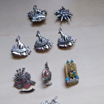 Oktoberfest - stare kovinske priponke za klobuk iz 60 let