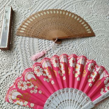 Pahljača v škatli, dolž. 21 cm in pahljača dolž. 24 cm