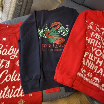 Puloverji s prazničnim motivom