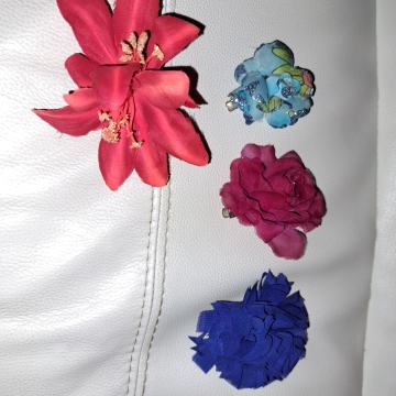 rože za v lase, zadaj priponka oz. španga za pripet