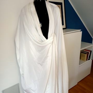 3,10 metra umetne svile smetanaste barve za samo 8 evrov