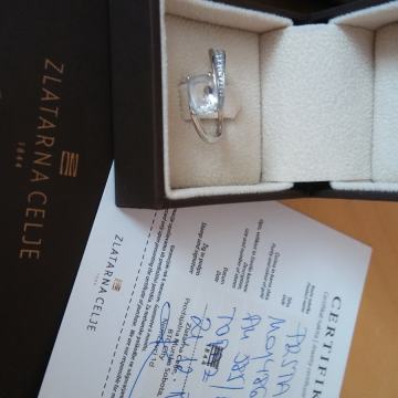 ženski prstan iz belega zlata