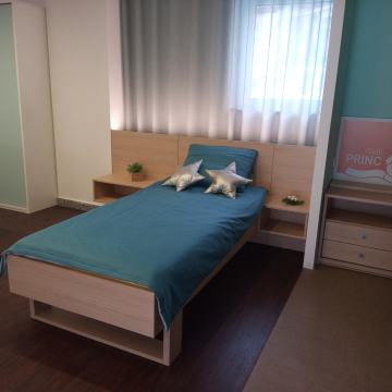 Postelja Mali princ 90x200 s podaljški vzglavja in policami - eksponat