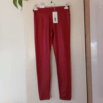 nove rdeče pajkice z etiketo - videz usnja S