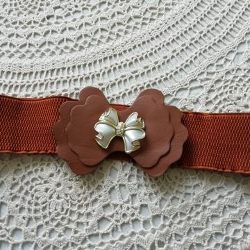 Kvaliteten elastičen pas z bogato usnjeno priponko