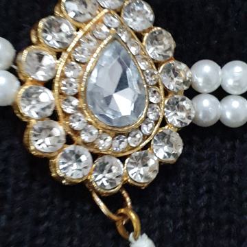 Nov pas z belimi perlami in bleščicami