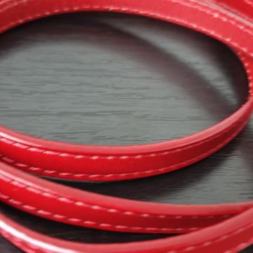 Nov usnjen pas v elegantni temno rdeči barvi