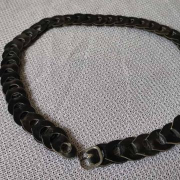 ZELO UGODNO zaradi selitve! Lep črn ženski pas iz 70h let naprodaj