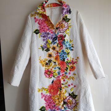 BELO CVETLIČNI BOMBAŽNI POMLADANSKI PLAŠČ M