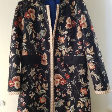 ČRNO CVETLIČNI PREHODNI PLAŠČ M/L