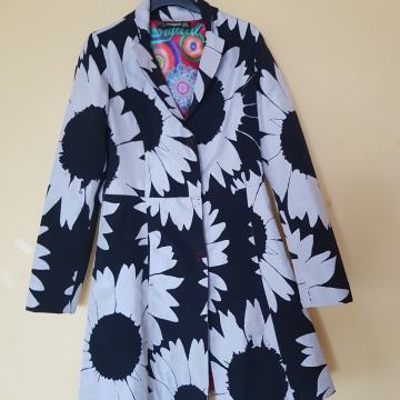 DESIGUAL ČRNO BEL CVETLIČNI PLAŠČ 38