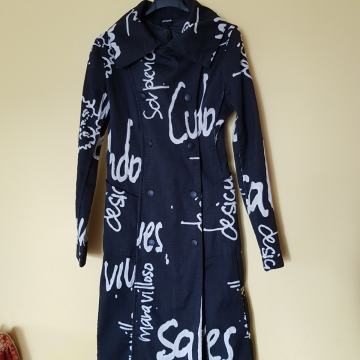 DESIGUAL NOV ČRNO BEL PREHODNI PLAŠČ 38