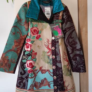 DESIGUAL PREHODNI PLAŠČ Z ETIKETO MPC 249€ 38/40