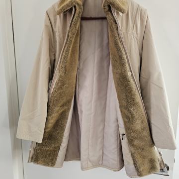 JAKNA S SNEMLJIVO PODLOGO (40-42)