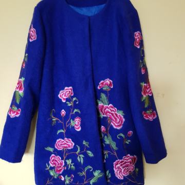 MODER  PREHODNI PLAŠČ S CVETLIČNO VEZENINO M/L