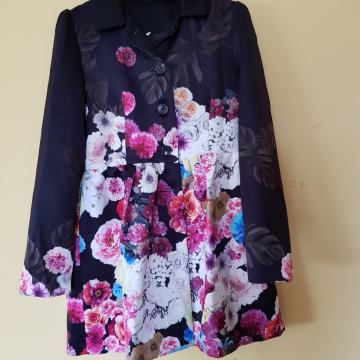 NOV  ČRNO CVETLIČNI  PREHODNI  PLAŠČ M