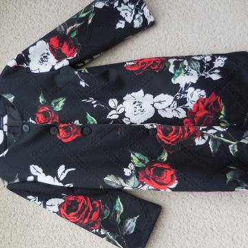 NOV PREHODNI ČRNO CVETLIČNI PLAŠČ M