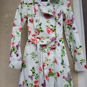 NOV PREHODNI  CVETLIČNI PLAŠČ SUITEBLANCO S