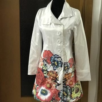 Prodam Desigual plašč z barvnimi rožicami