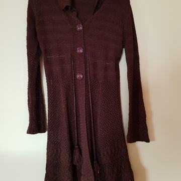 RJAV PLETEN PLAŠČ Z ZLATIMI NITKAMI 40/42