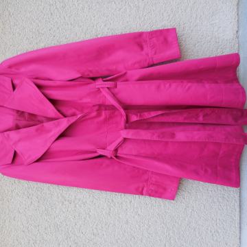 TG NOV CIKLAMEN PLAŠČ 40