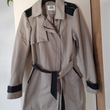 VERO MODA BEŽ PREHODNI KRATEK PLAŠČ M