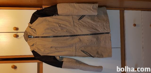 Ženski plašč s kapuco