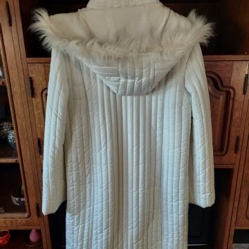 ženski plašč z kapuco