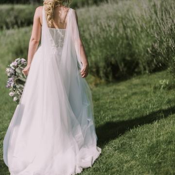 ŽENSKA POROČNA OBLEKA IN POROČNI ČEVLJI