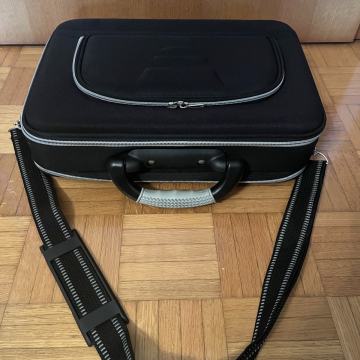 Kompakten kovček za računalnik z ergonomičnim ročajem