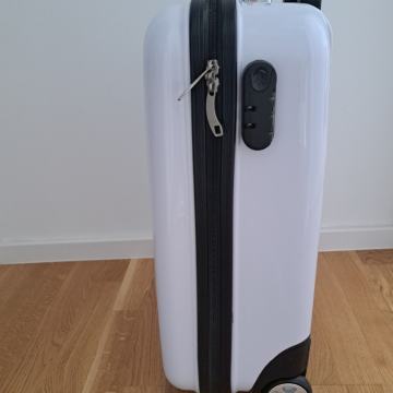 Lep manjši bel kabinski kovček SuitSuit prodam