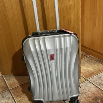 Nov potovalni kovček