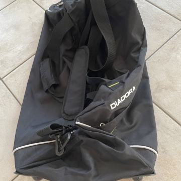 POTOVALNA TORBA DIADORA ČRNA NA KOLESIH, KOT NOVA