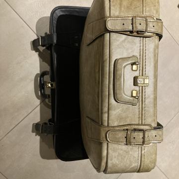 Dva starinska kovčka