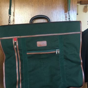 Transportna, zaščitna vreča/torba za poslovne obleke.