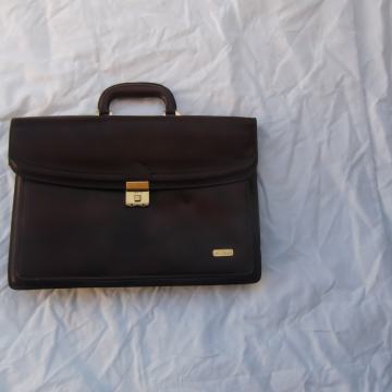 USNJENA AKTOVKA M SERATTO