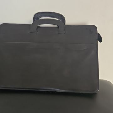 Usnjena poslovna torba.