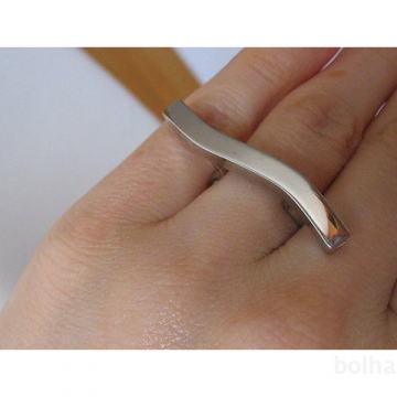 Eleganten prstan ugodno naprodaj