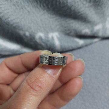 graviran prstan iz titana