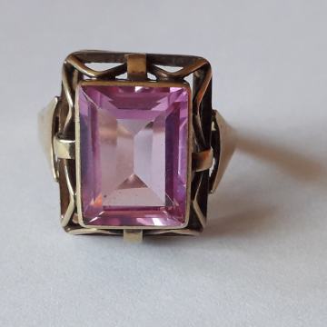 Velik prstan, 14 karatno zlato, s poldragim kamnom