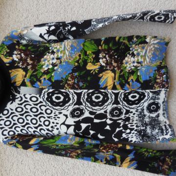 NOV ČRNO CVETLIČNI PULOVER S/M