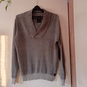 GUESS SIVO ČRN PLETEN PULOVER S/M