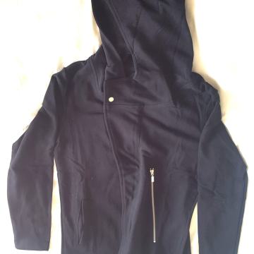 Moški dolgi pulover z asimetričnim zapenjanjem