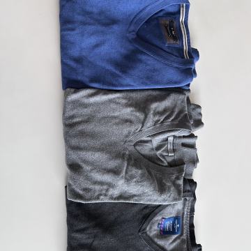 Moški pulover V izrez (velikost L)