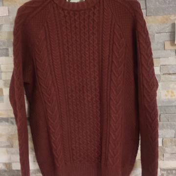 Rjav pleten pulover