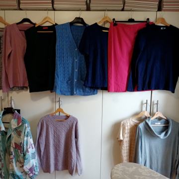 10 kosov brezhibnih ženskih oblačil velikost 40/42 za samo 8 evrov