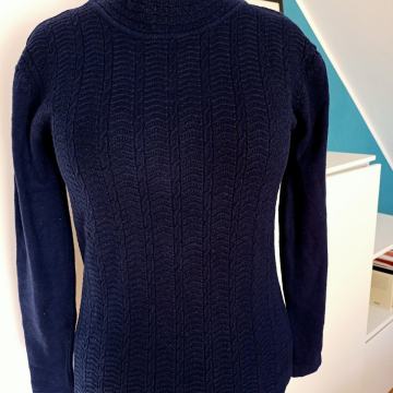 Brezhiben temno moder pulover velikost 40/42