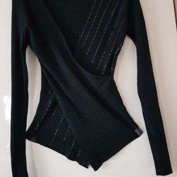 ČRN VISKOZNI PULOVER Z SVETLEČIMI ČRTAMI 38