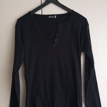 ČRNA BOMBAŽNA MAJČKA/ PULOVER Z GUMBI 38